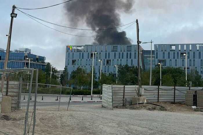 Попадание ракеты в Беэр-Шеву: повреждены офисы и машины, есть пострадавшие